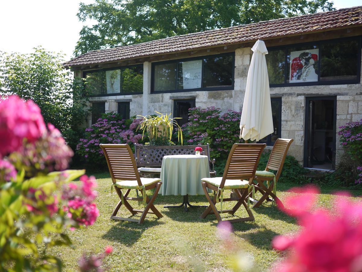 Domaine De Puytirel Bed & Breakfast Champagne-et-Fontaine Exterior photo
